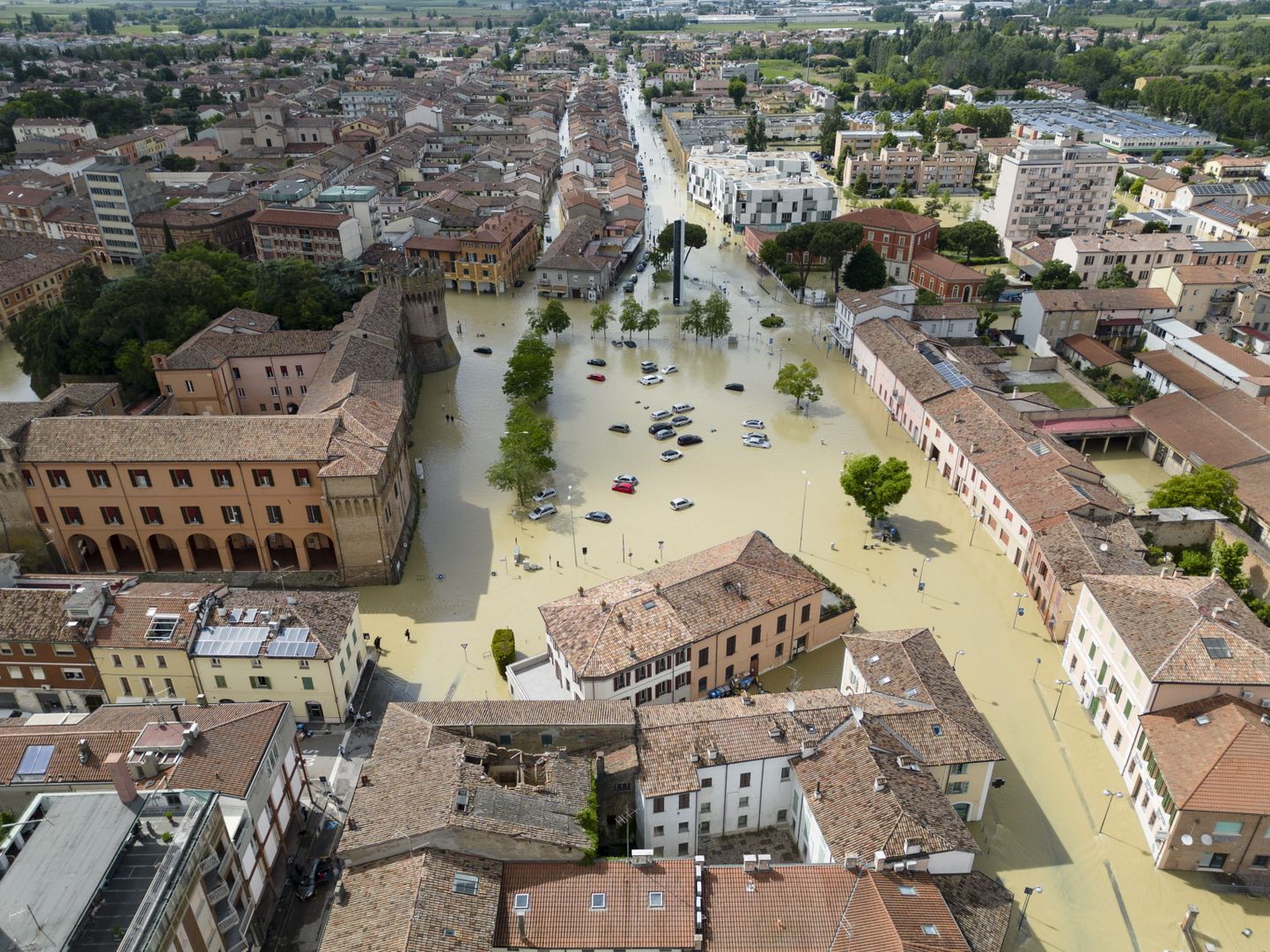 Центр города Луго затоплен.