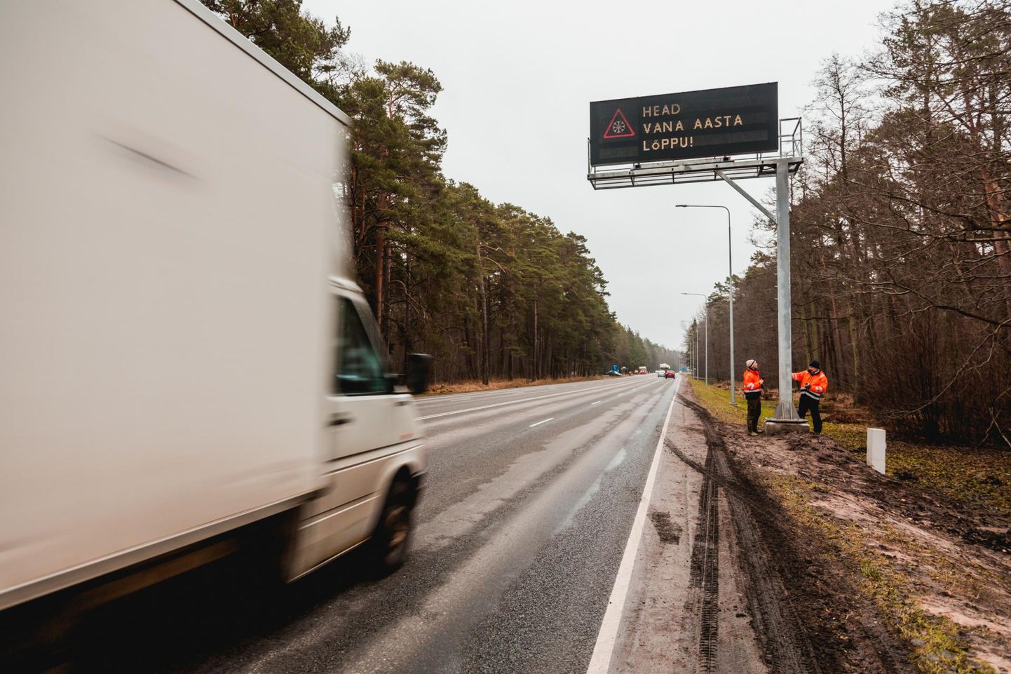 Tallinna–Pärnu maantee muutuva teabega liiklusmärkidel kuvatakse suursõraliste kõrgema liikumisaktiivsuse ja algava jahiperioodi tõttu hoiatust “Ulukite aktiivne liikumisperiood”.