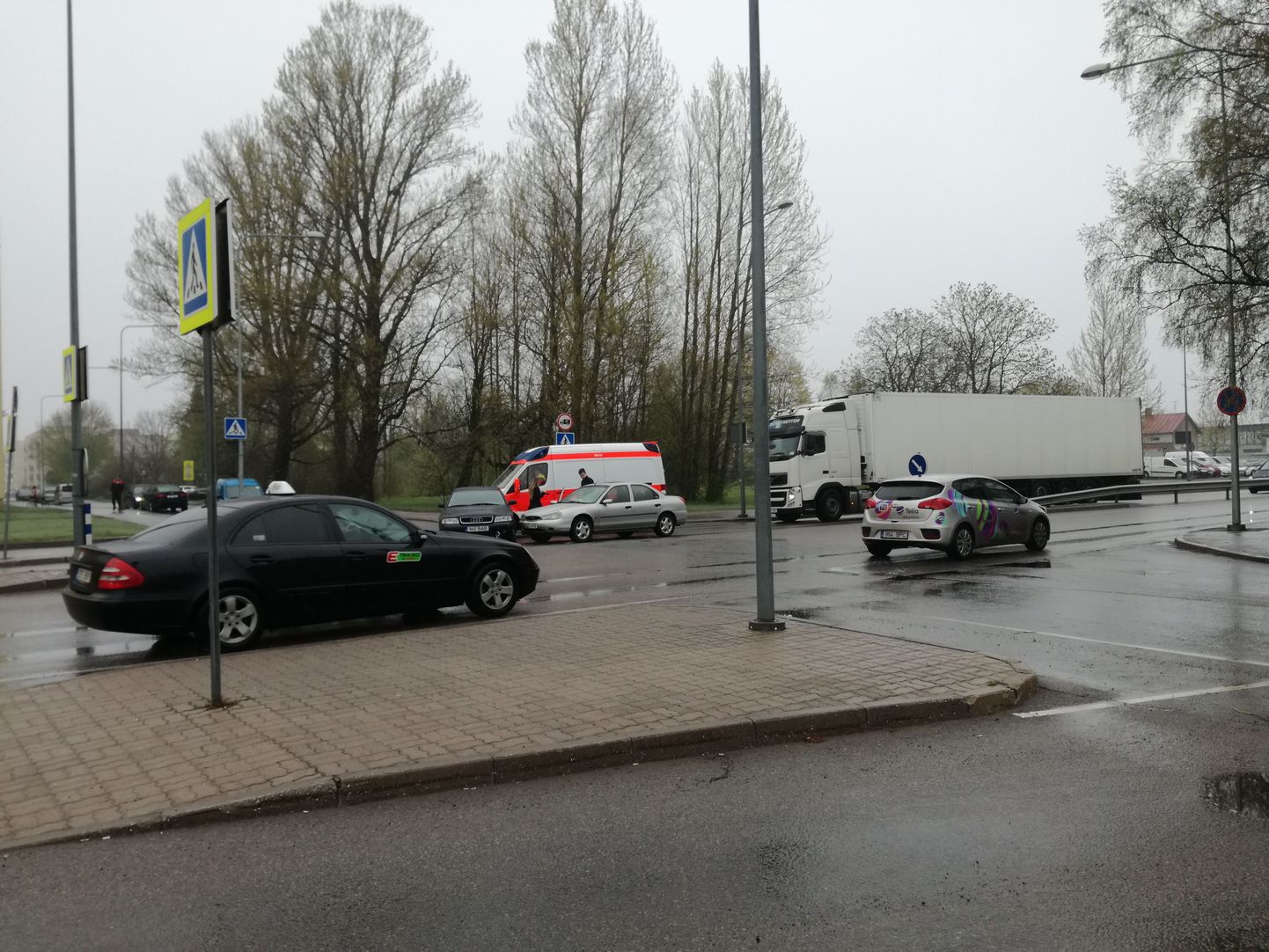 Liiklusõnnetus Pärnus Papiniidu tänaval.