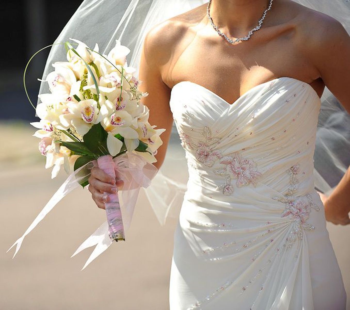На свадьбе это платье было белоснежным, а после химчистки приобрело розоватый оттенок.