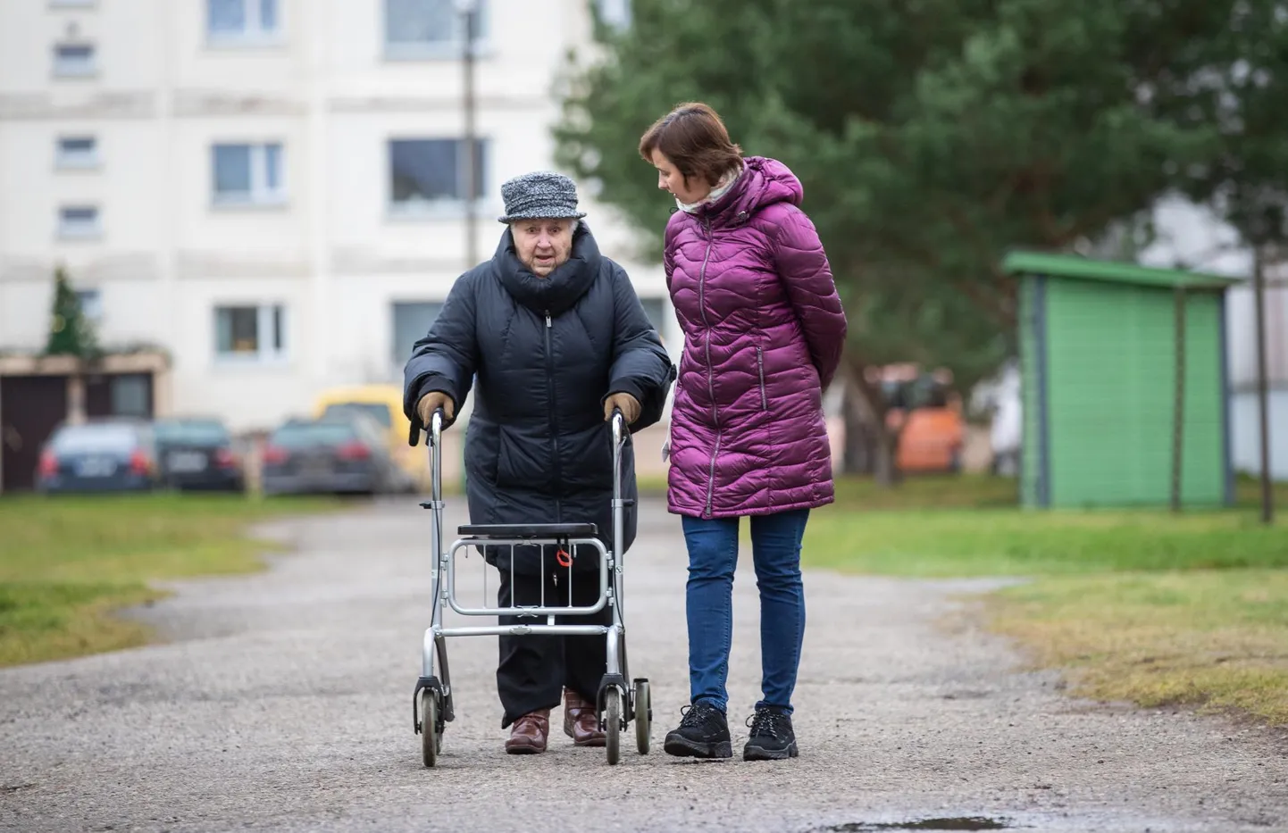 Kehva nägemisega Maimu Orupõld (86) suudab eristada heledamaid värve tumedamatest ja aimab, kuhu tee kulgeb. Hooldaja Tiia jalutamise ajal ta kõrvalt ei lahku.