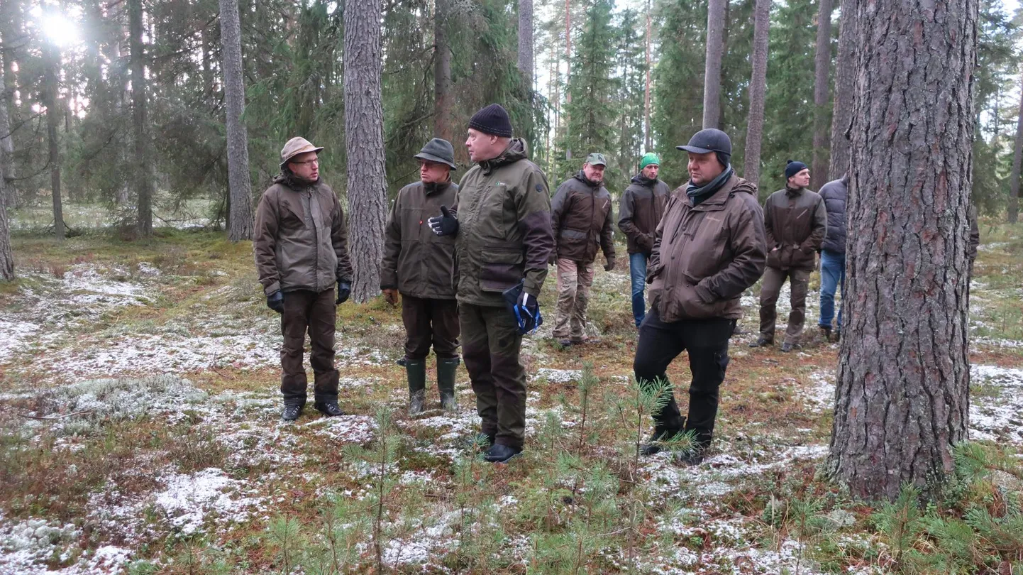 Laari kaasamiskoosolekul oli valmis selgitusi andma kümmekond metsameest. Esiplaanil vahetavad mõtteid Veiko Uri, Hardi Tullus ja Tiit Timberg.