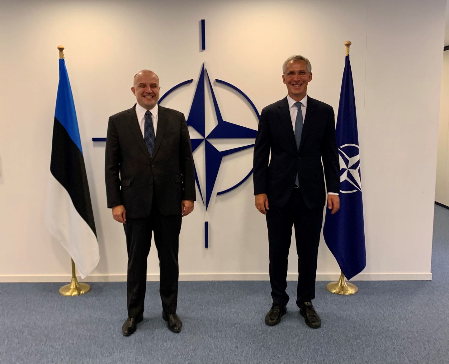 Jüri Luik andis NATO peasekretärile üle oma volikirja.