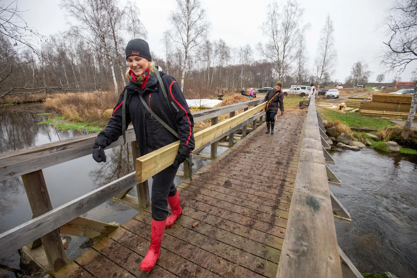 Paide talitee ehitamise eestvedaja Tuuli Klementa kinnitab omast kogemusest, et planku tassida pole raske. Pealegi on see koroonaajal ohutu tegevus.