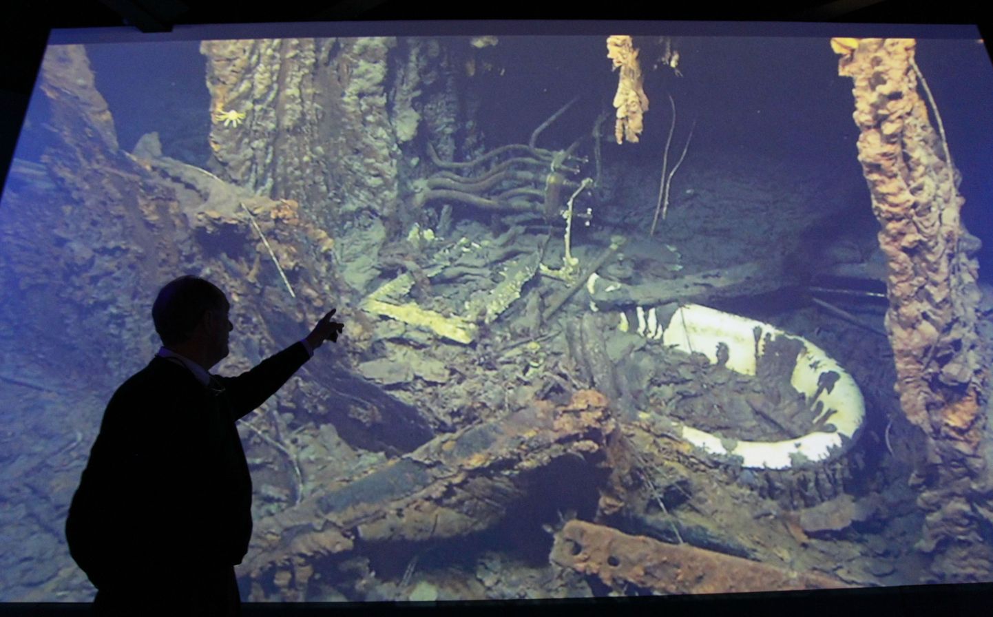 Robert Ballard näitamas 2012. aastal Põhja-Iirimaal Belfastis peetud loengus fotot, mille allveerobot tegi 1985. aastal Titanicu vrakist. Pildil on näha Titanicu kapteni Edward Smithi kajutit ja vanni
