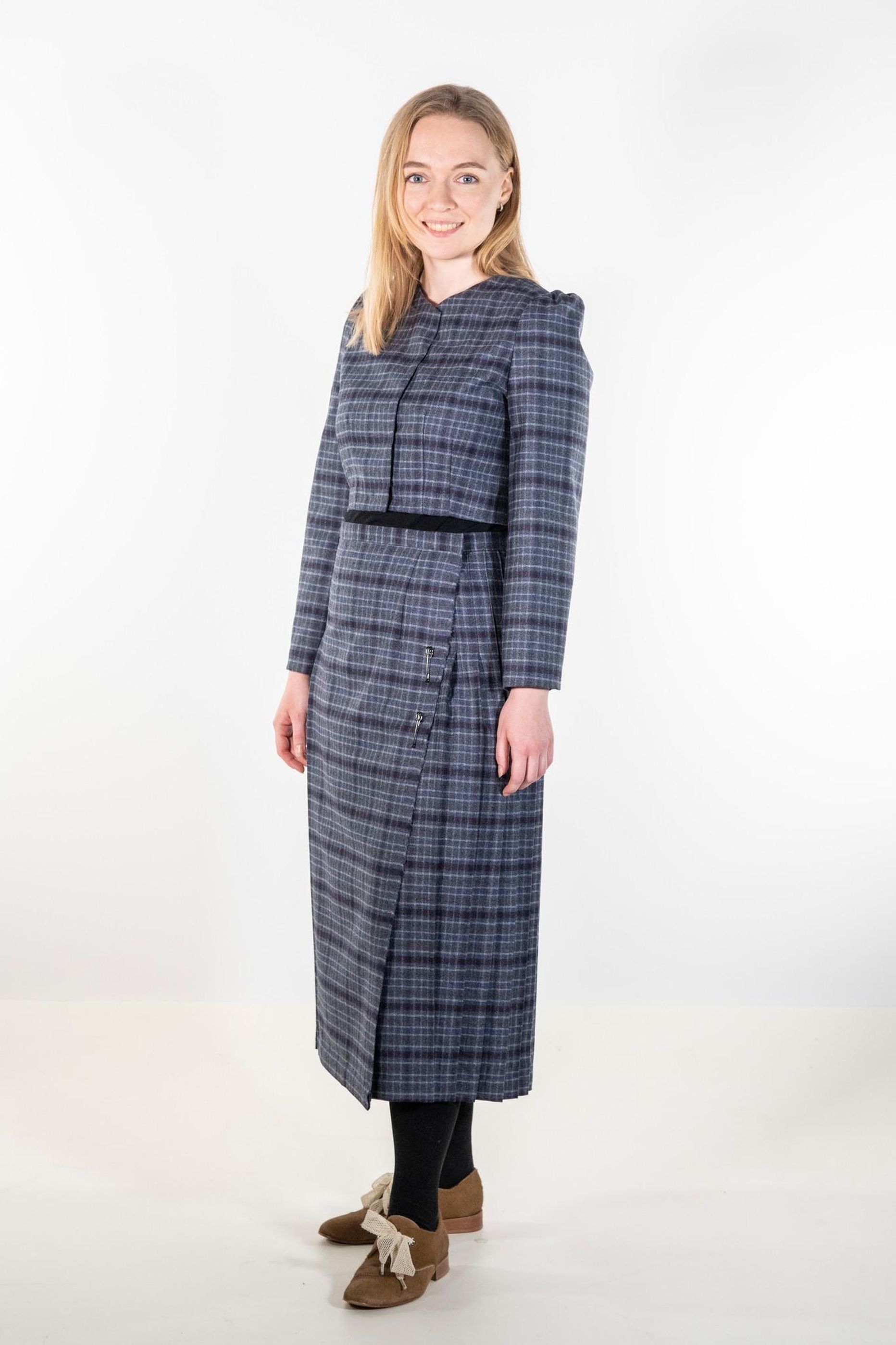 Inger Pürjema lõputöö üheks tulemuseks on kaapotkleitidest ja šotiruudulisest kangast inspireeritud rõivakollektsioon. Fotol kannab ta ise üht selle komplekti.