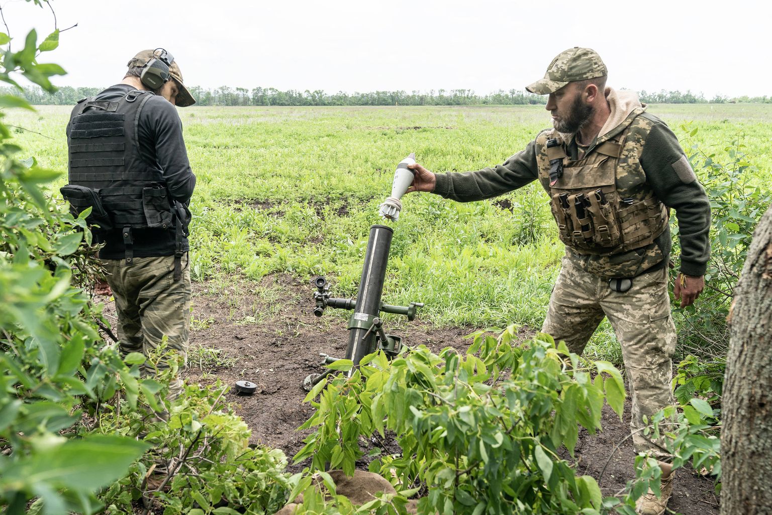 Ukrainas 57 artilērijas brigādes karavīri netālu no Bahmutas