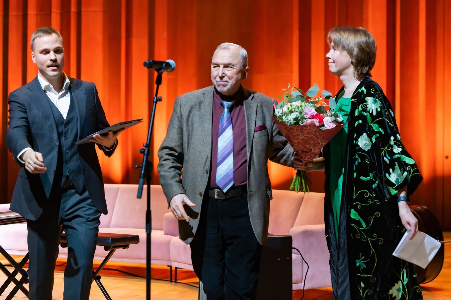 «Märkamise preemia» pälvis tänavu noorte klassikalise muusika festivali Kratt peakorraldaja Siiri Siimer. Preemia võttis Siimeri nimel vastu Krati kaaskorraldaja Aet Bergmann.