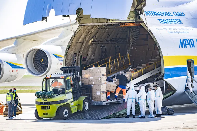 Antonov An-225 Mrija transpordilennuk Pariisi Vatry lennuväljal. Lennuk tõi Hiinast Parntsusmaale meditsiini- ja kaitsevahendeid.