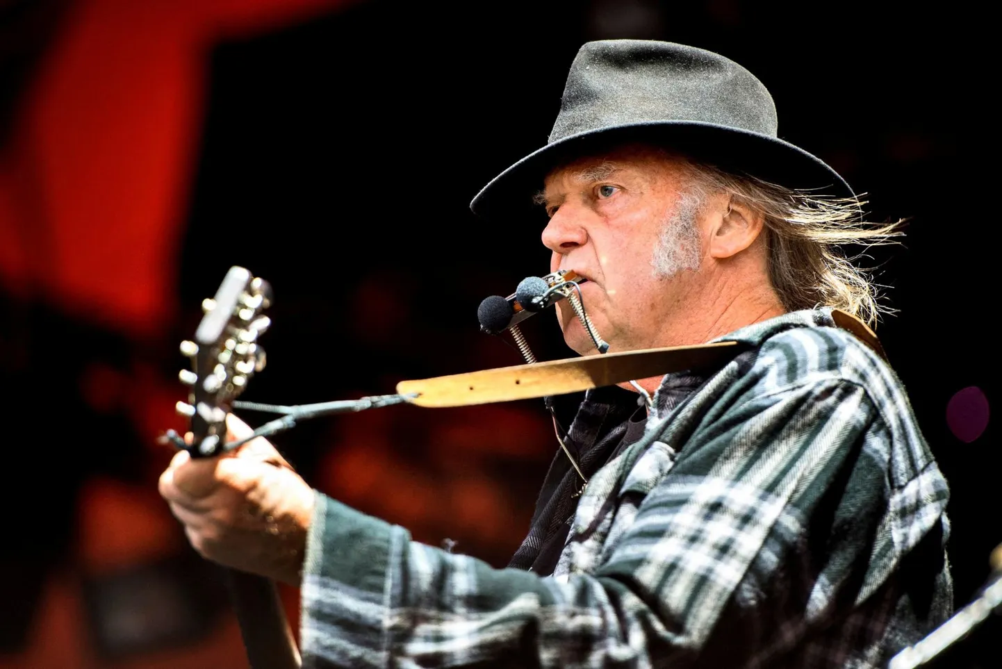 Kanada rokkmuusik, laulja ja laulukirjutaja Neil Young alustas karjääri folklauljana juba 1960ndate esimesel poolel.