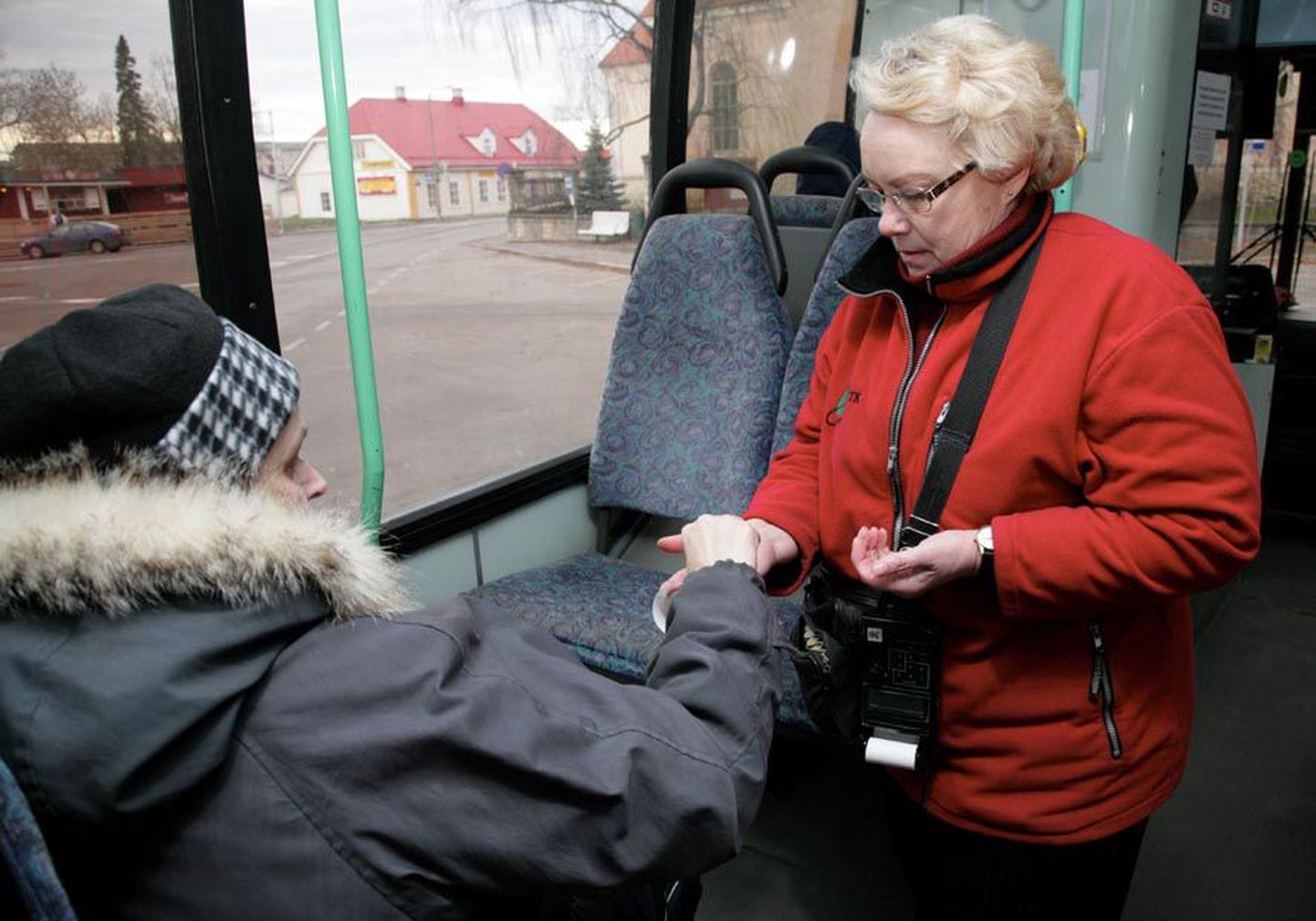 Kui diislikütus odavamaks ei lähe, siis on võimalus, et Paide-Türi bussi konduktor Helle Rasmussen peab hakkama klientide käest pileti eest senisest rohkem raha küsima.