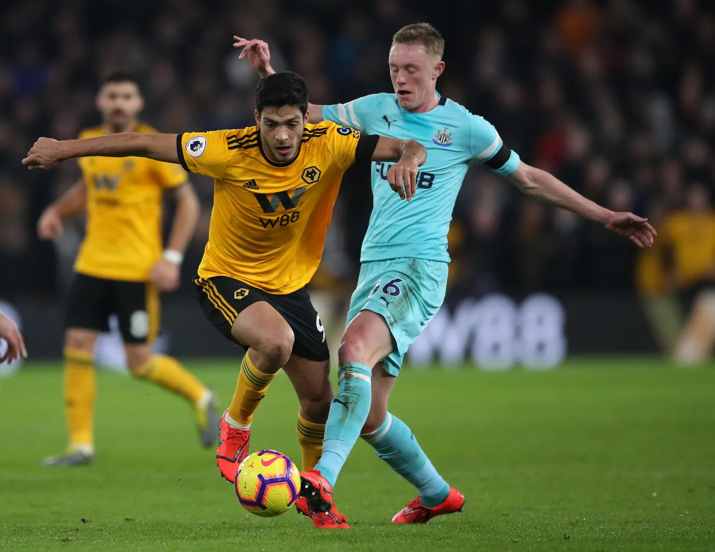 Sean Longstaff (paremal) palli eest võitlemas.