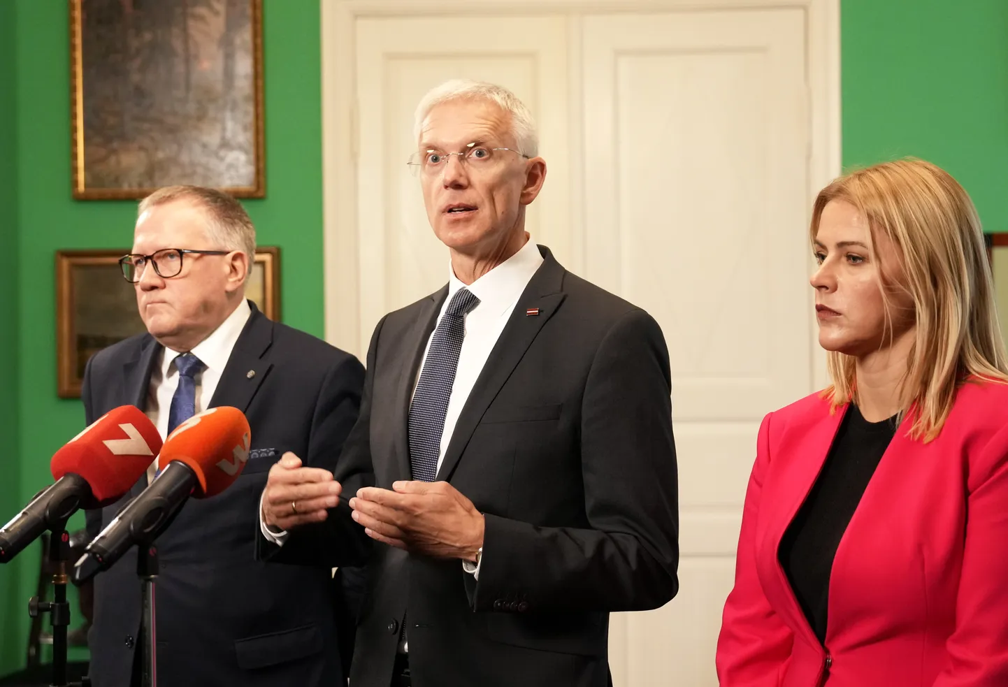 14. Saeimā ievēlētās partijas "Jaunā vienotība" pārstāvji - partijas "Vienotība" priekšsēdētājs, "Jaunā vienotība" valdes loceklis un 13. Saeimas deputāts Arvils Ašeradens, Ministru prezidents Krišjānis Kariņš un Ministru prezidenta parlamentārā sekretāre Evika Siliņa atbild uz žurnālistu jautājumiem pēc tikšanās ar valsts prezidentu Rīgas pilī, kurā pārrunāja redzējumu par nākamās valdības uzdevumiem.
