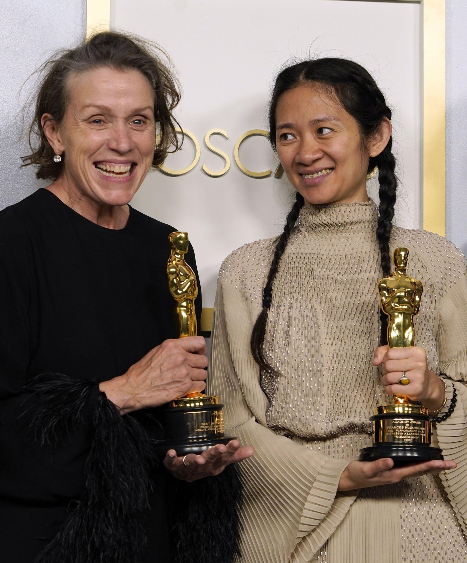 Frances McDormand ja Chloe Zhao, parim naisnäitleja ja parima filmi «Nomaadimaa» režissöör teenitud kujukestega.