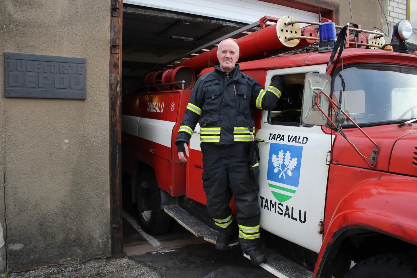 Aare Allik Tamsalus ZiL-130 paakautoga.