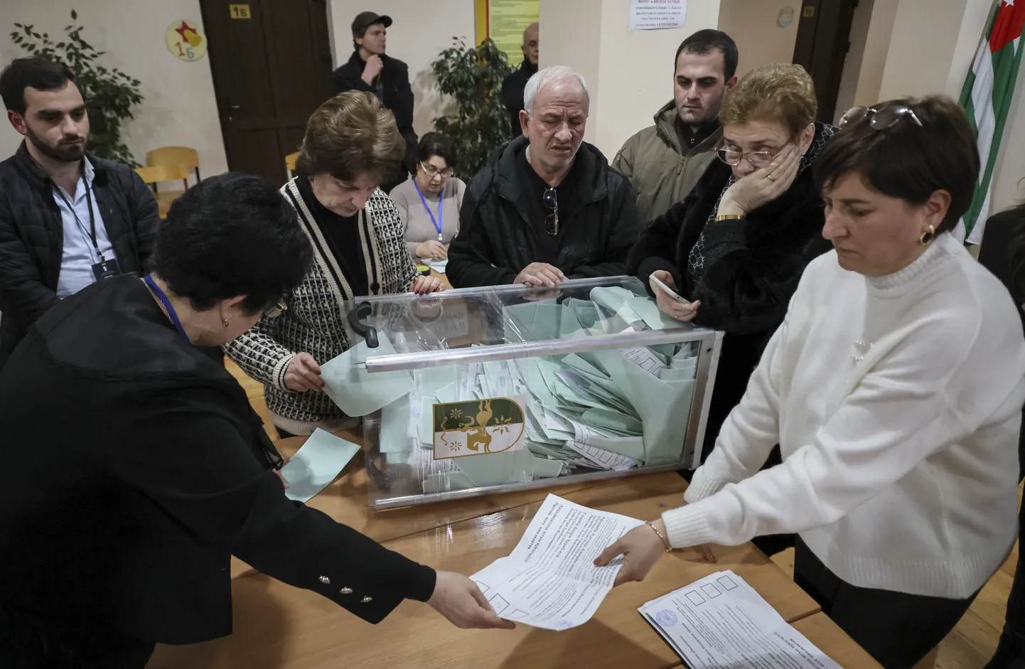 Vietējās vēlēšanu komisijas locekļi skaita biļetenus vēlēšanu iecirknī pēc pirmstermiņa prezidenta vēlēšanām Abhāzijas pašpasludinātās republikas galvaspilsētā Suhumi, 2025. gada 1. martā.