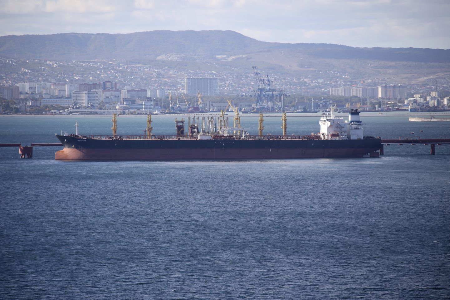 Tanker Transnefti naftaga Novorossiiski sadamas
