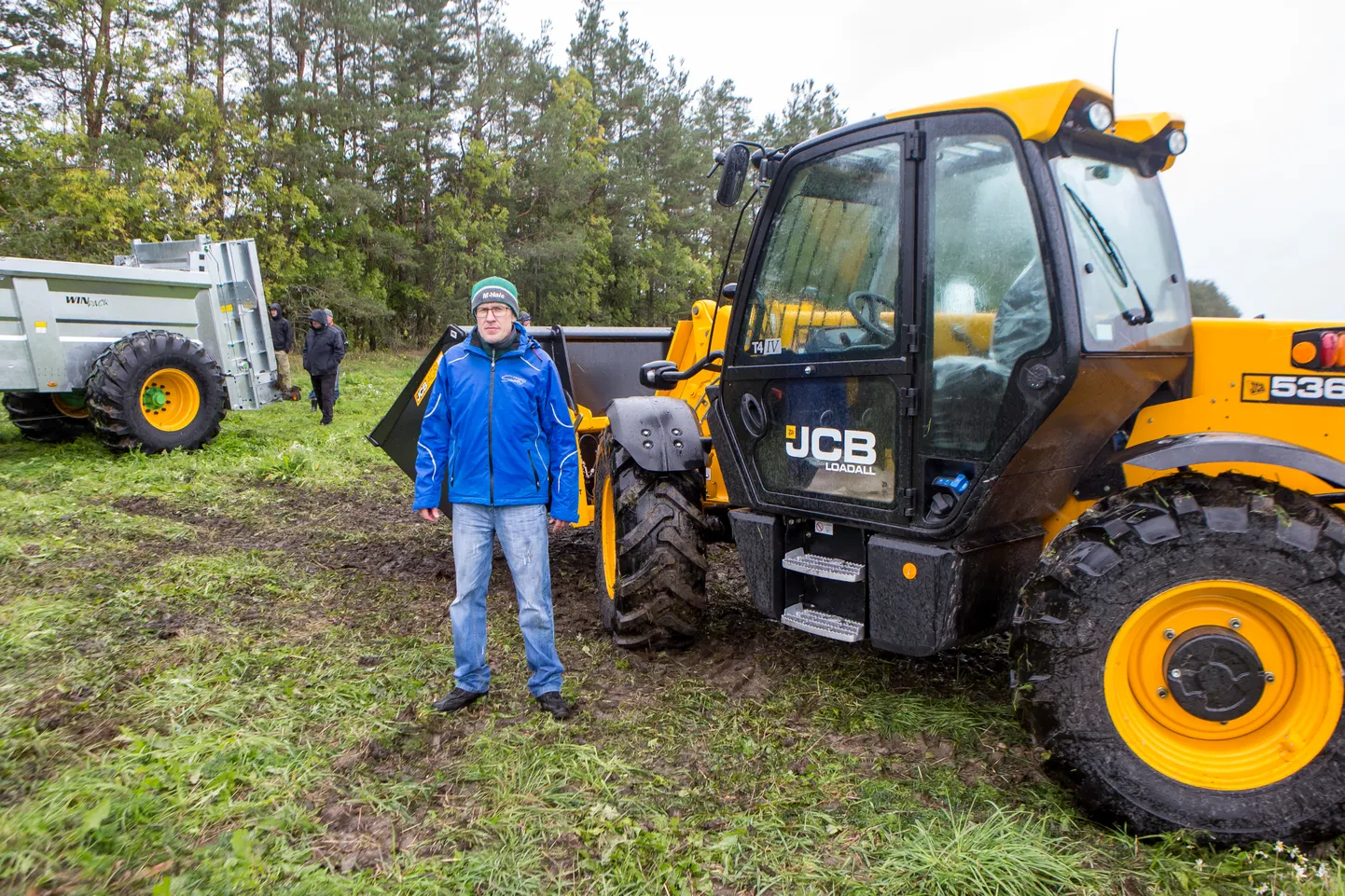 ELAB ÜLE: Põllumajandustehnika müügimehe Tanel Aru sõnul pole läbimüük praegu kõige suurem, kuid saab hakkama.