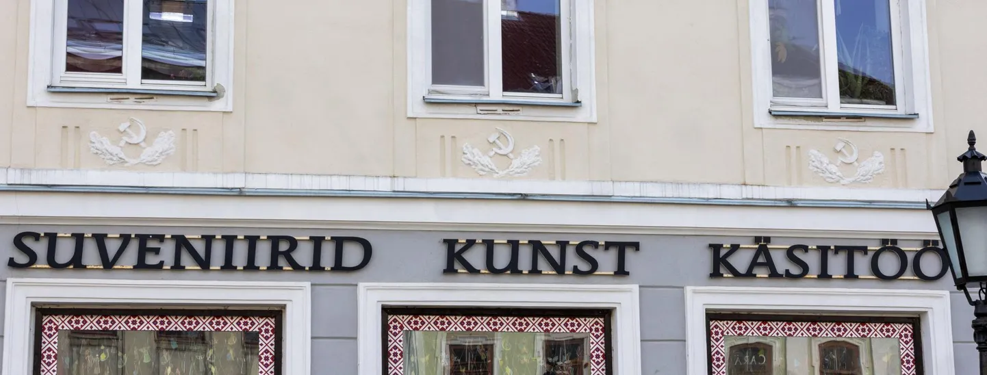 Raekoja platsil Küüni 2 maja fassaadil on sirbid ja vasarad, mis korteriühistu esindaja Galina Lepiku sõnutsi majaelanikke ei häiri, vaid tõmbavad hoopis turiste ligi.