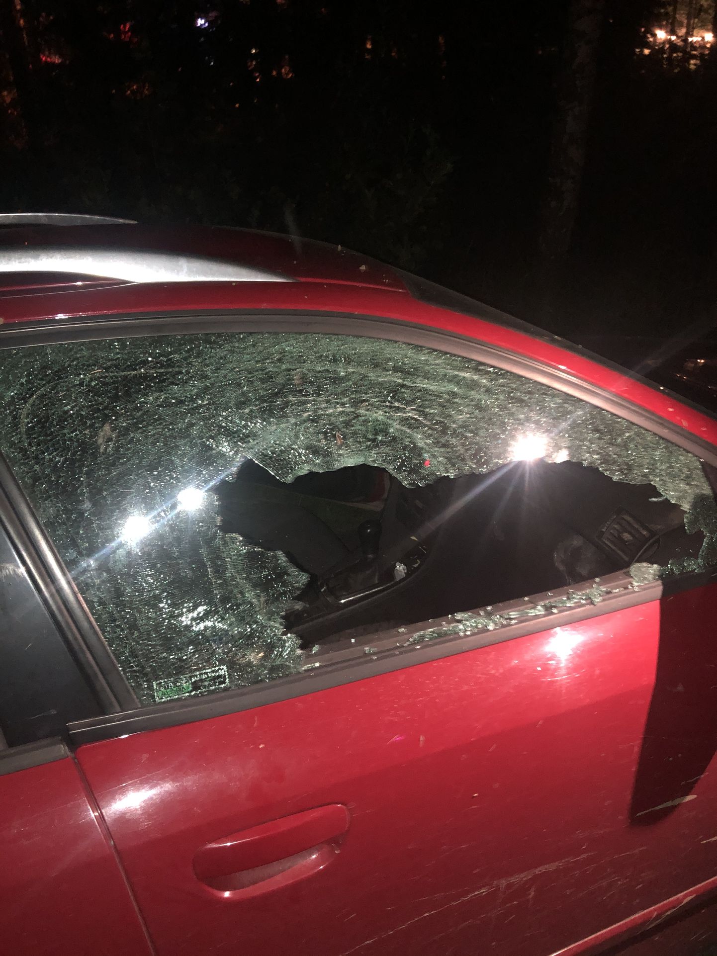 Antslas peksti puruks sõiduki klaasid.