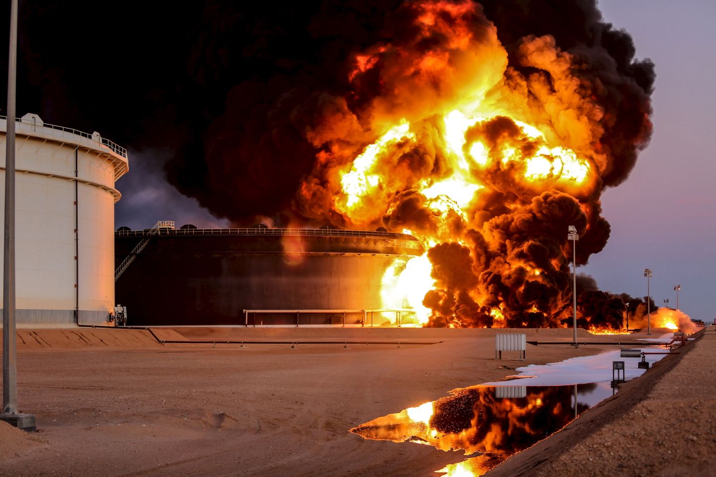 Liibüa põlevad naftahoidlad.