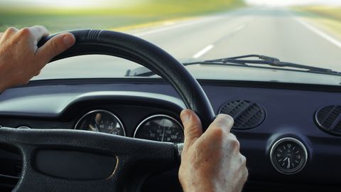 V okrožju Krāslava voznik umrl v trčenju z drevesom