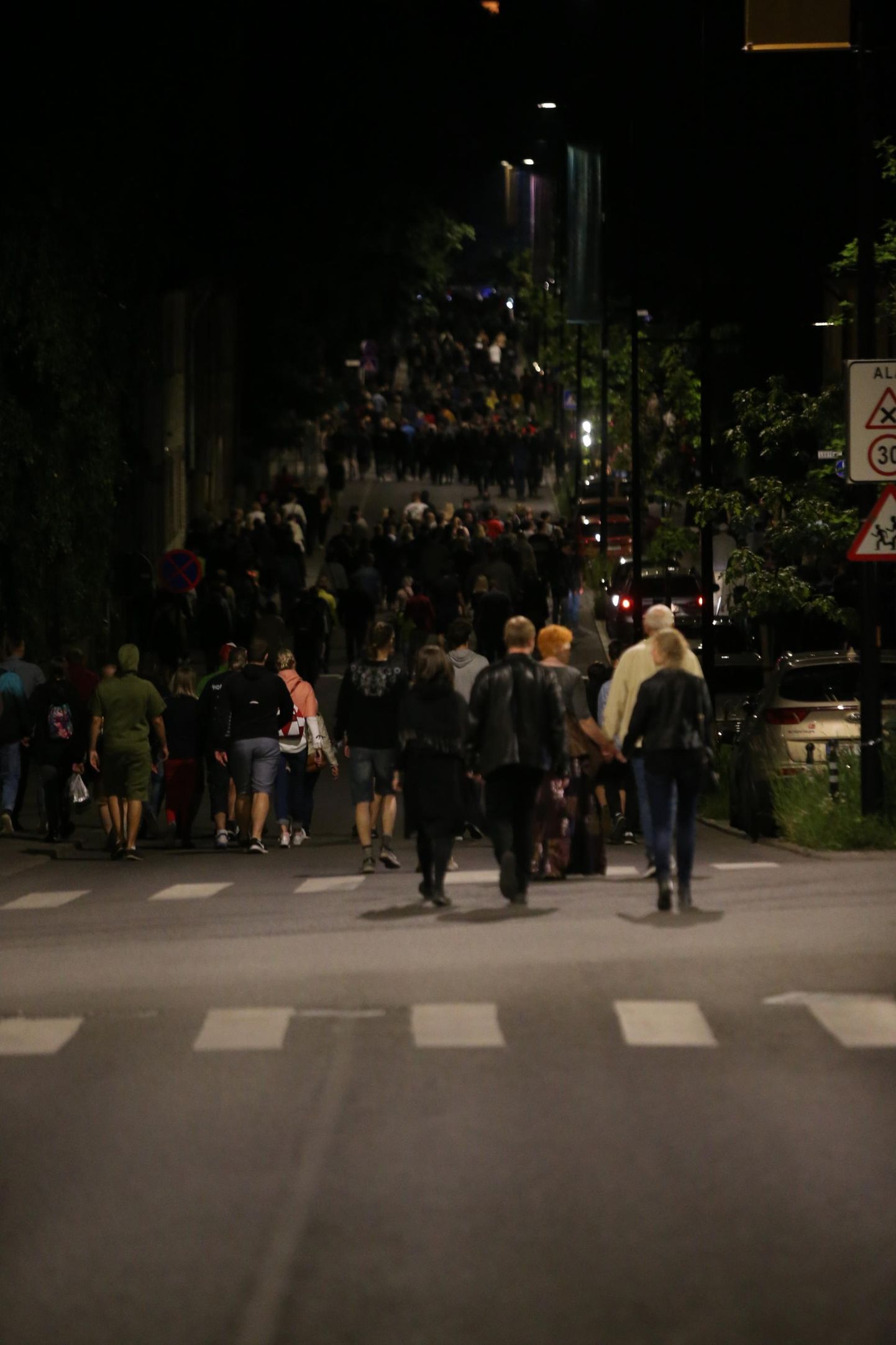 Pärast kontserti liikus inimjõgi mööda Roosi tänavat kesklinna. On ilmne, et sellisest inimeste massist jääb maha ja prügi.