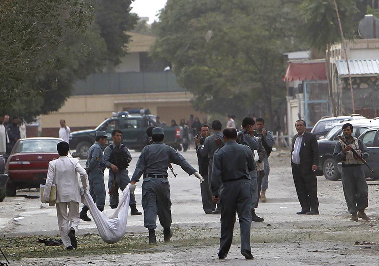 Afganistani politseinikud kannavad ühe enesetapja keha jäänuseid.