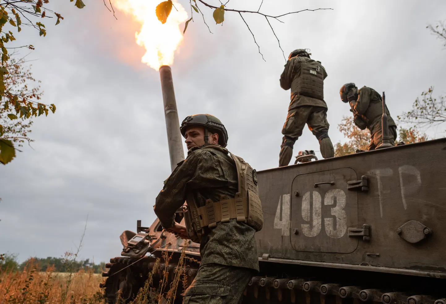 Vene sõdurid tulistavad 2S4 Tyulpan Tulipi miinipildujast Ukraina positsioone.