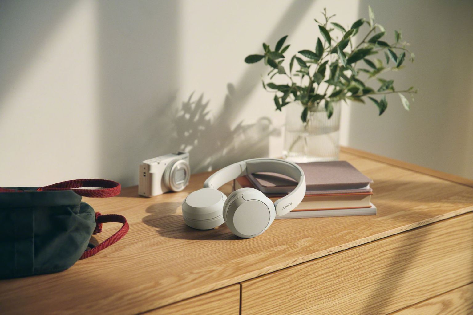 Sony uuenenud kõrvaklapid pakuvad paremat helitöötlust, pikka akuaega ja uuenenud algoritmidega mürasummutust.