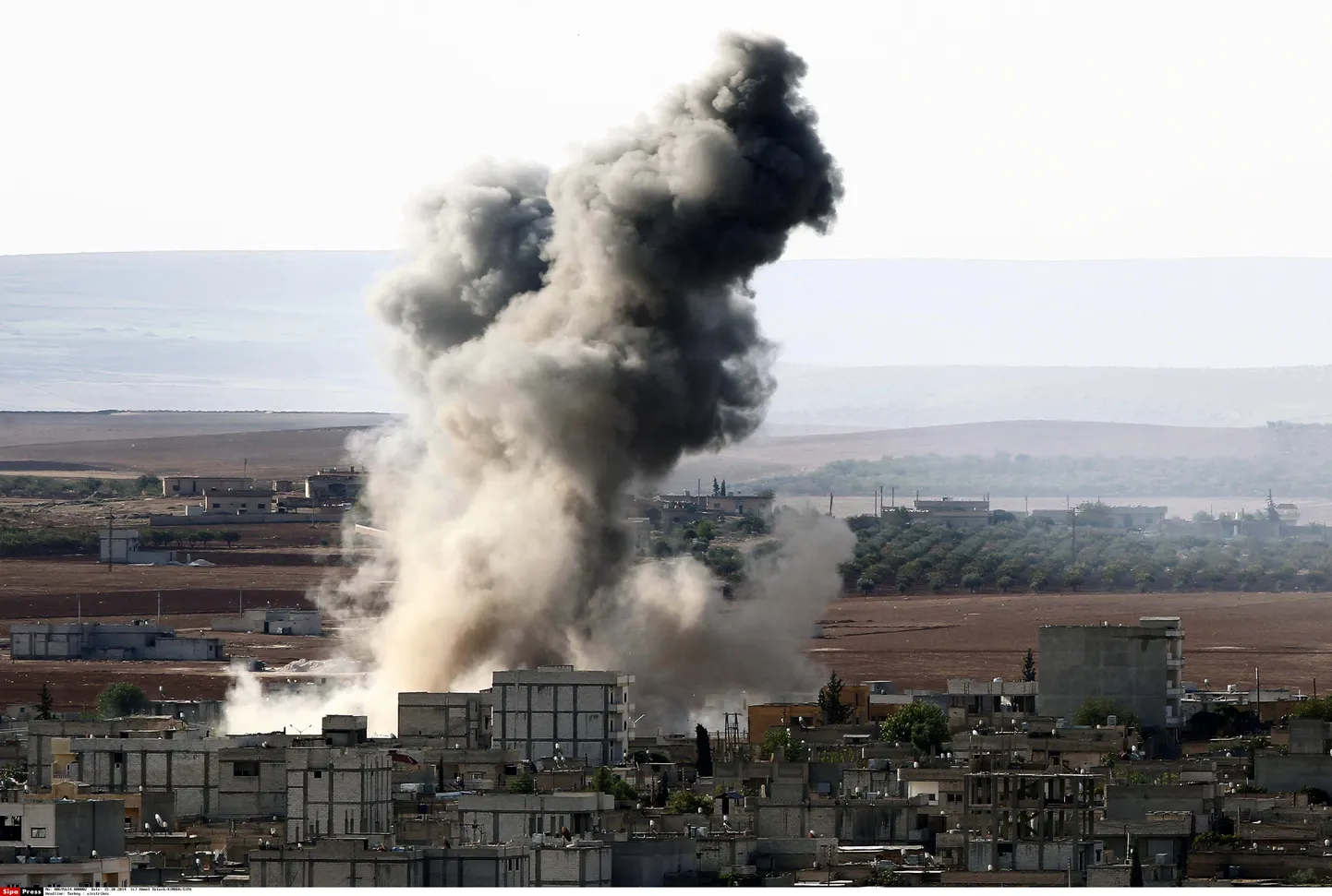 Suits tõusmas pärast USA õhulööke Kobanes.