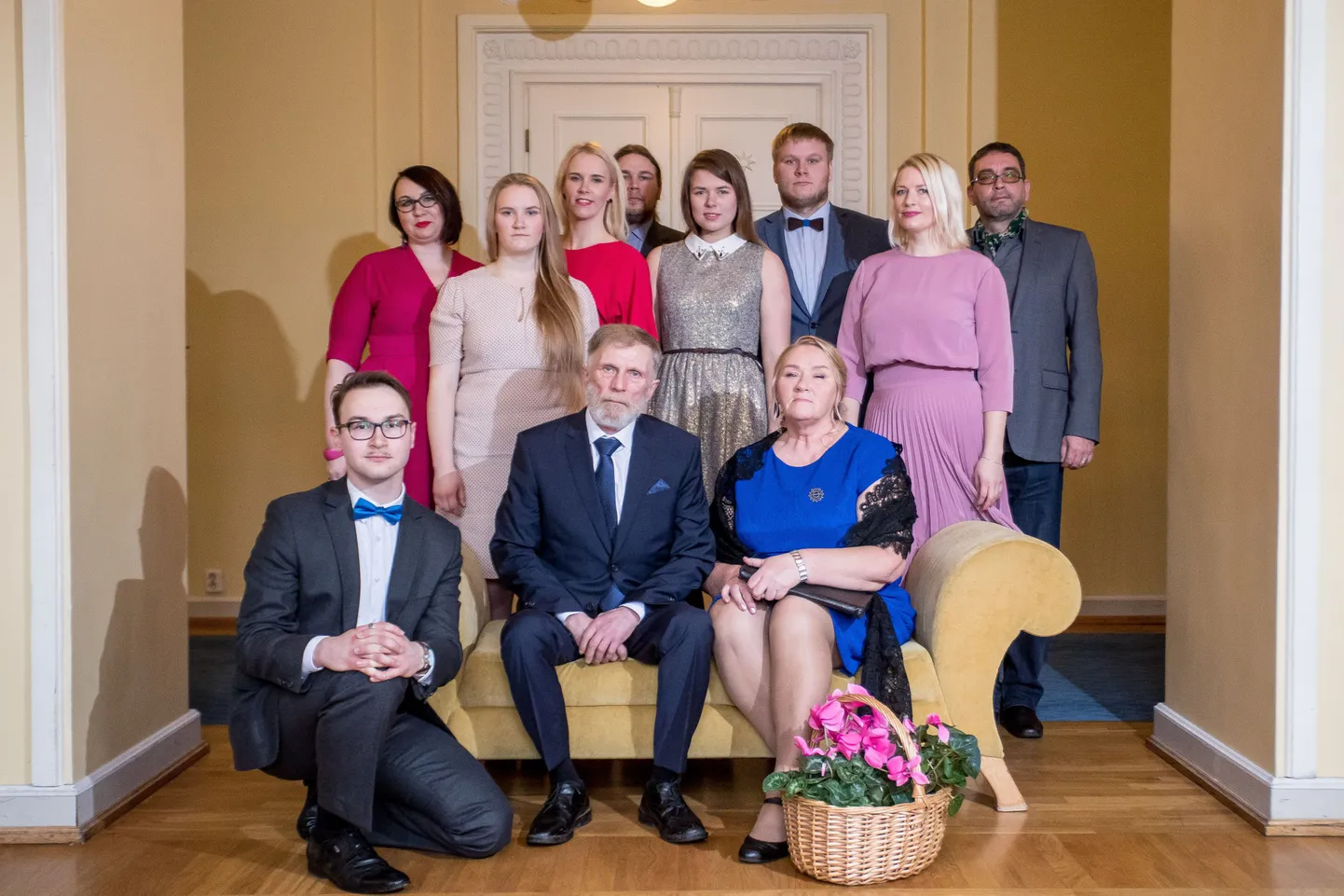 Tänavu aasta isaga tiitliga pärjatud Meelis Sibrits, tema abikaasa Helmi, järeltulijad ja teised lähedased. Esireas Meelise seni ainus lapselaps Dan. Tagareas vasakult tütred Heili, Vivien ja Ketrin, poeg Erko, Anette Nappa (Magnuse elukaaslane), poeg Magnus, tütar Maimu ning Hendrik Alla (Heili elukaaslane).