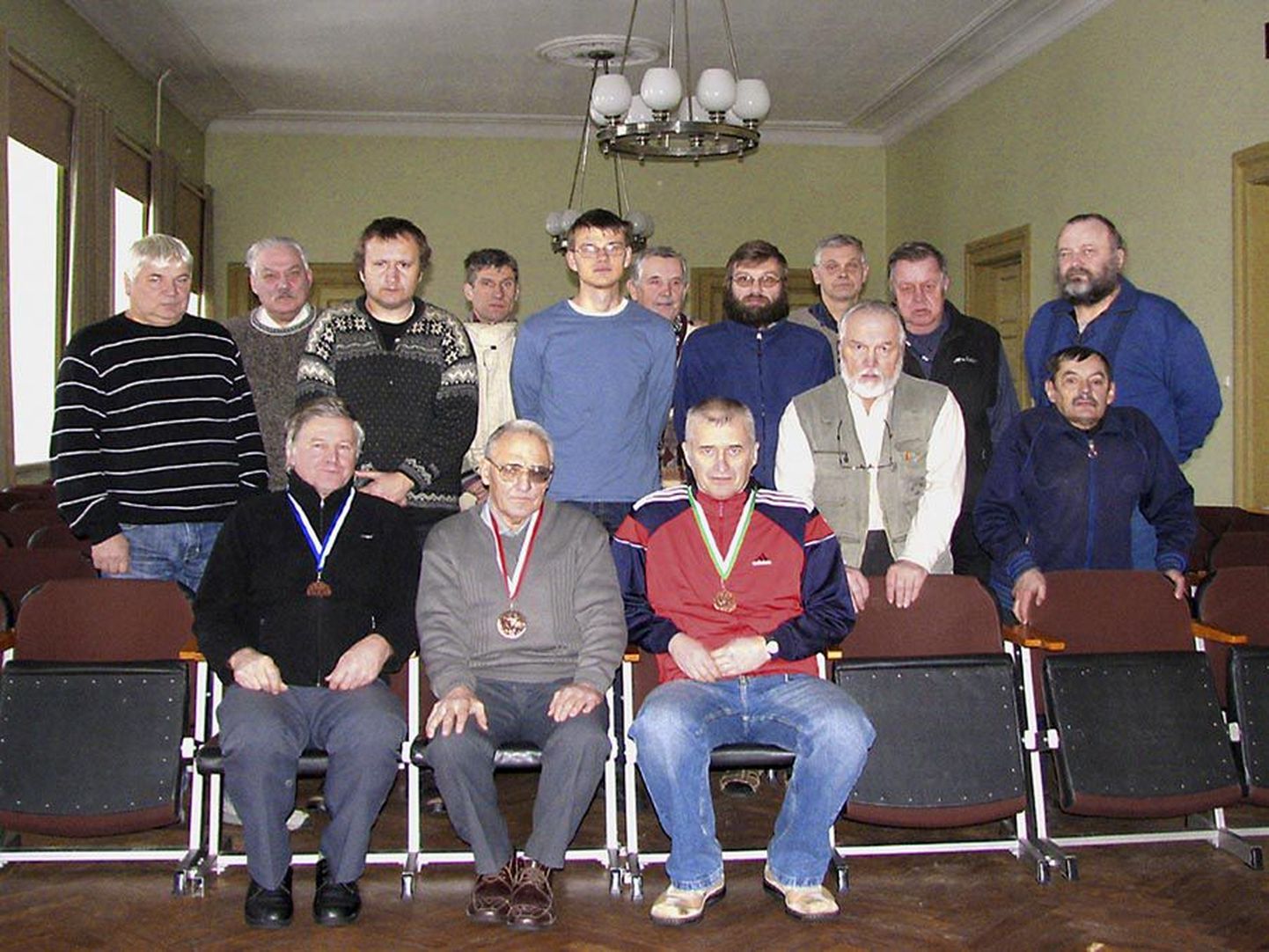 Viljandimaa 2011. aasta mälumängu meistrivõistlustel osales 12 meest. Pildil on esireas turniiri parimad: Arvo Nurm (paremal), Ants Kõks ja Paul Kolla. Seisavad teised mängijad ja korraldajad.