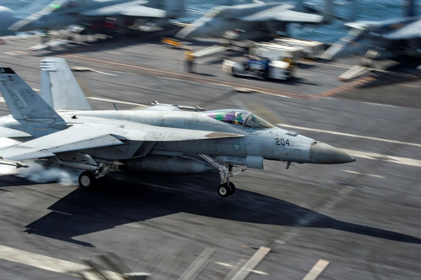 F/A-18E hävitaja maandumas lennukikandjal USS Dwight D. Eisenhower.