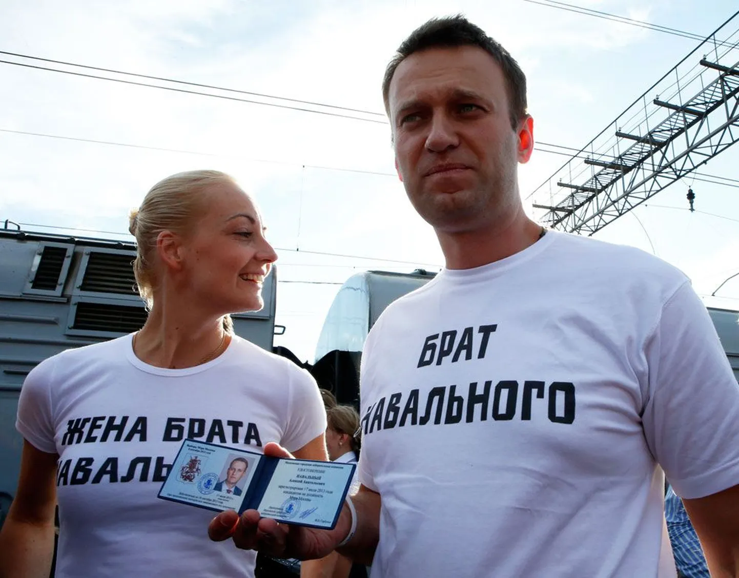 Демонстрирующий удостоверение кандидата в мэры Алексей Навальный и его супруга Юлия.