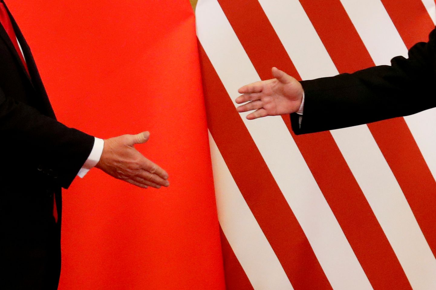 USA president Donald Trump ja Hiina riigipea Xi Jinping valmistuvad kätlema.