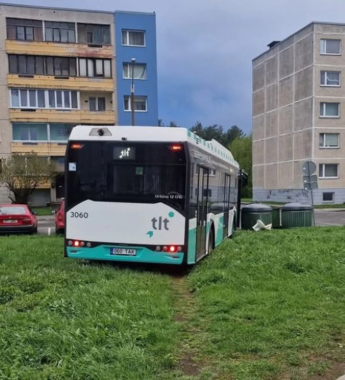 В одном из таллиннских дворов на газоне стоял городской автобус.