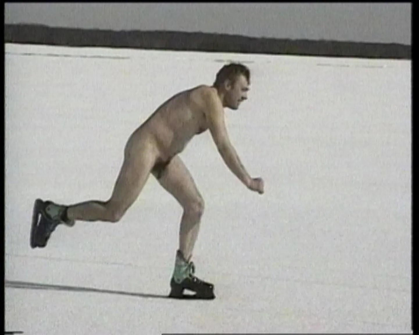 Jaan Toomik, «Isa ja poeg». 1998. Video. Eesti Kunstimuuseum.