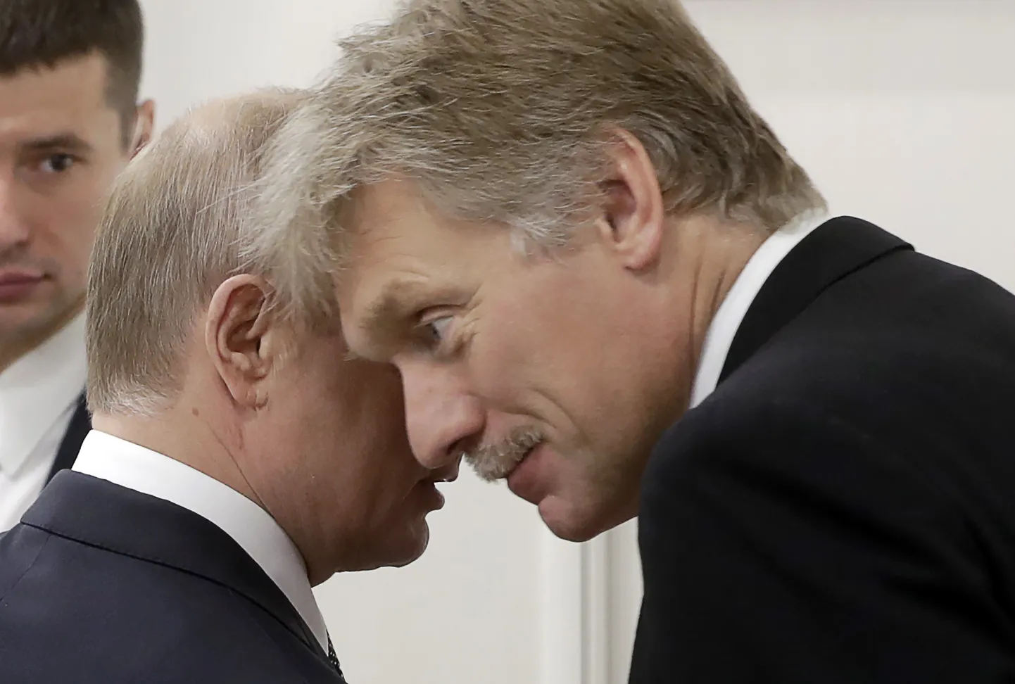 Владимир Путин и Дмитрий Песков.