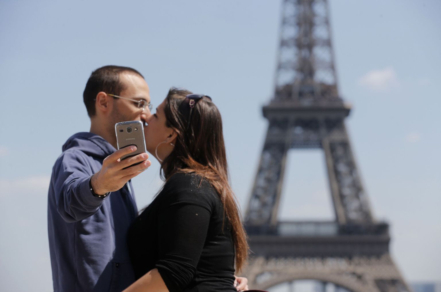 Paar tegemas Pariisi Eiffeli torni juures suudlusselfie´t
