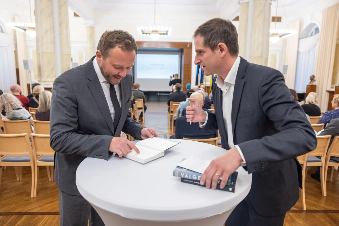 Xavier Bouvet (paremal) esitles oma «Valge laeva» eestikeelset väljaannet kolmapäeval Eesti Pangas. Autogrammi sai autorilt kätte välisminister Margus Tsahkna (Eesti 200).