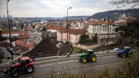 Sajad põllumehed sõitsid traktoritega Praha kesklinna meelt avaldama