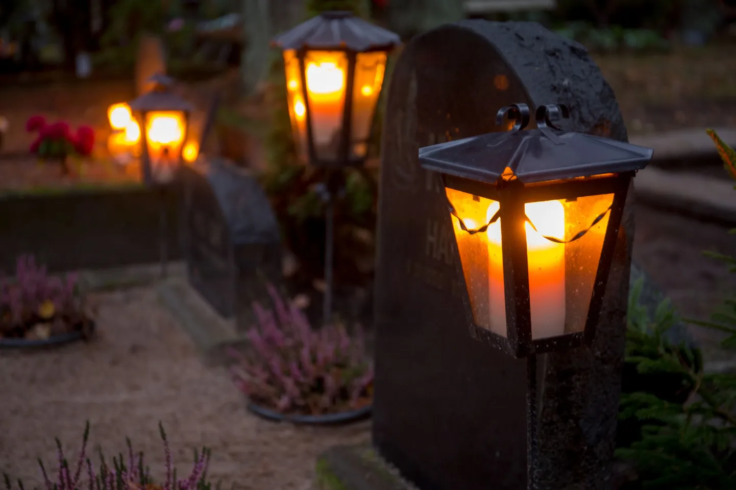 Metsakalmistu 02NOV17 Kalmistu , küünal , küünlavalgus , latern. Foto Urmas Luik / Pärnu Postimees