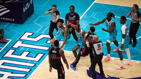 NBA spēlē izceļas kautiņš starp "Hornets" un "Pistons" spēlētājiem