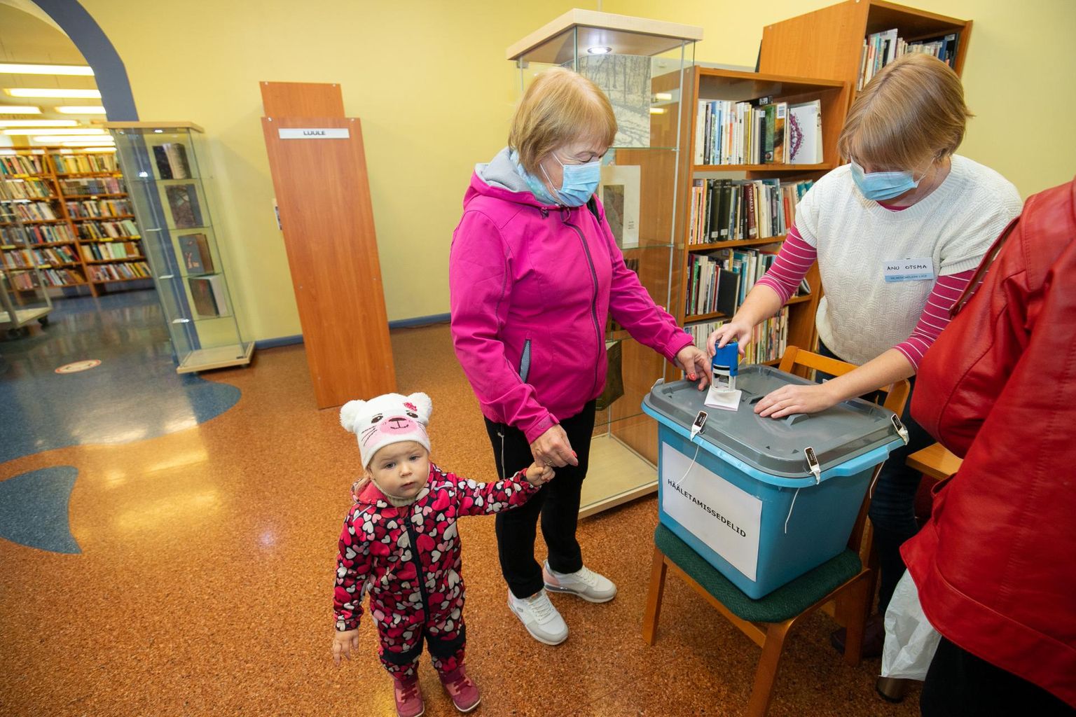Esimesena õnnestus valimissedel hääletuskasti libistada Rakvere elanikul Aino Rosinal, kes oli tulnud valima koos lapselaps Lileeniga.