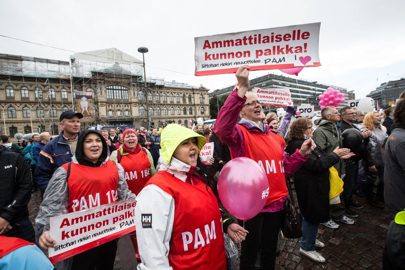 Soome teenindajate ametiühingu PAM liikmed sügisel Helsingis Juha Sipilä valitsuse sundseaduste vastasel meeleavaldusel. Suure madalapalgaliste liikmete arvuga PAM on enim vastu sellele, et palgatõusu hakkaks dikteerima eksportiv tööstus.