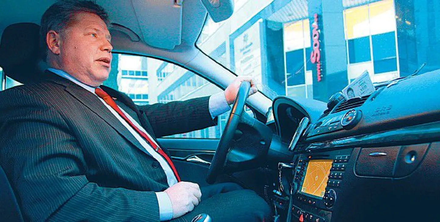 По словам таксиста E.T.X. Takso Андруса Калда, водителям пред­приятия придется самим оплачивать перенастройку таксометров на евровалюту, потому что они являются частными предпринимателями.