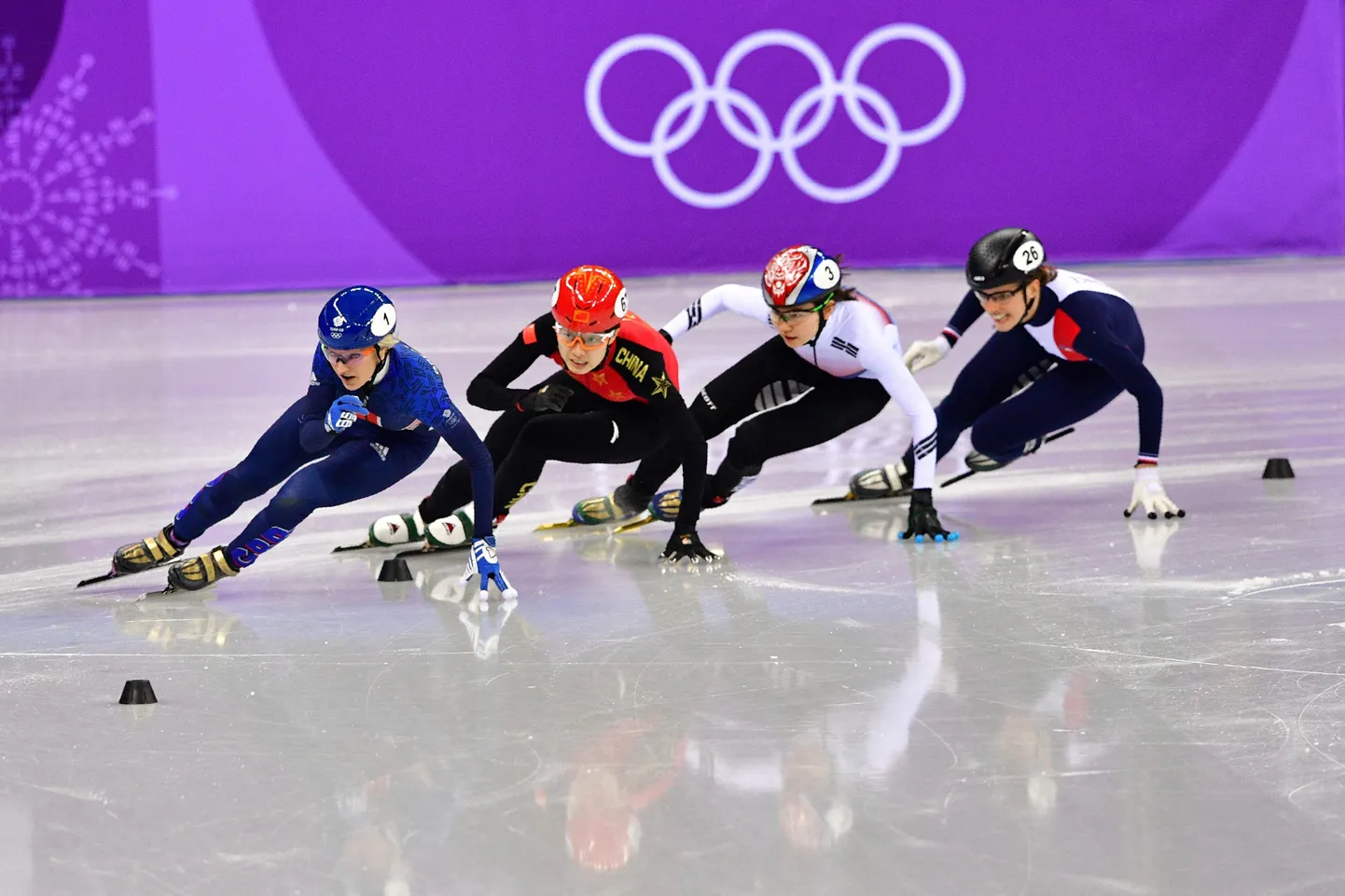 Elise Christie juhtimas oma eelsõitu hiinlanna Qu Chunyu, korealanna Shim Sukhee ja prantslanna Veronique Pierron' ees.