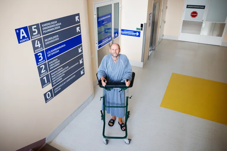 Isamaa juhtfiguur Helir-Valdor Seeder taastumas operatsioonist Ida-Tallinna keskhaigla ortopeediakeskuses.