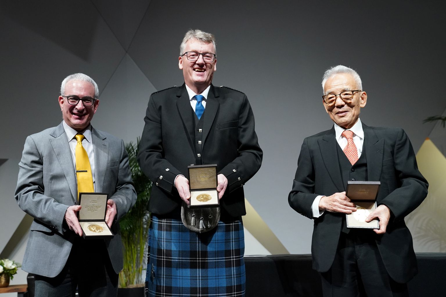 Vasakult 2021. aasta majanduspreemia laureaat Joshua Angrist, keemiapreemia võitja David W. C. MacMillan ja füüsika nobelist Syukuro Manabe detsembris auhinnatseremoonial.